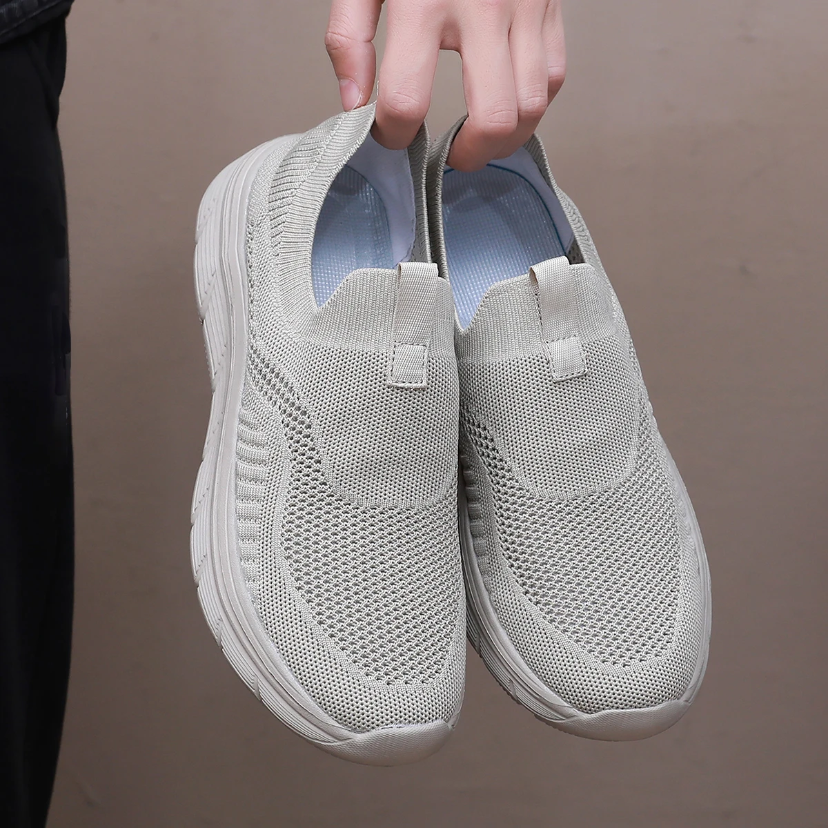 メンズウォーキングシューズ軽量呼吸カジュアルメッシュランニン - Mesh Trainer Breathable のレビューと価格
