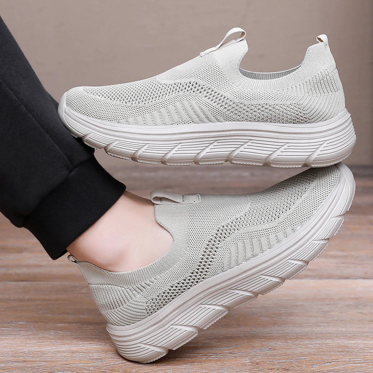 メンズウォーキングシューズ軽量呼吸カジュアルメッシュランニン - Mesh Trainer Breathable のレビューと価格